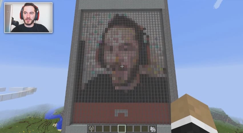 Minecraft now has a working smartphone that can make video calls